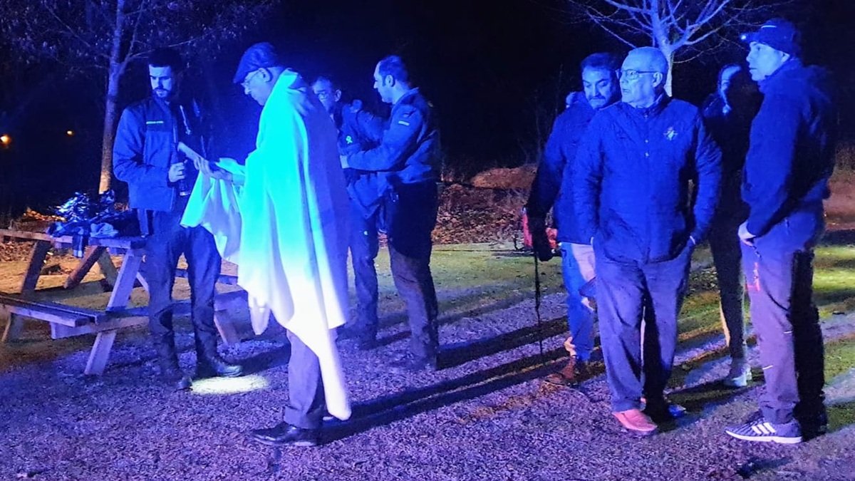 Efectivos tras el rescate de la mujer en el río.