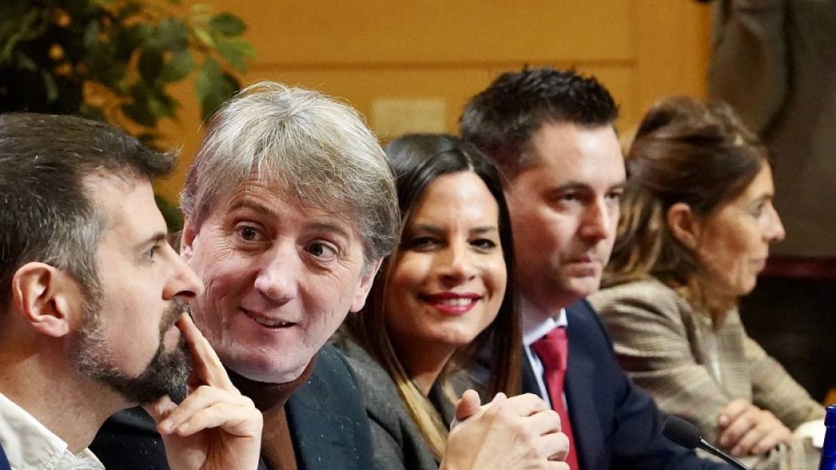 Carlos Martínez Mínguez habla con Luis Tudanca en la Interparlamentaria del PSOE celebrada este viernes.