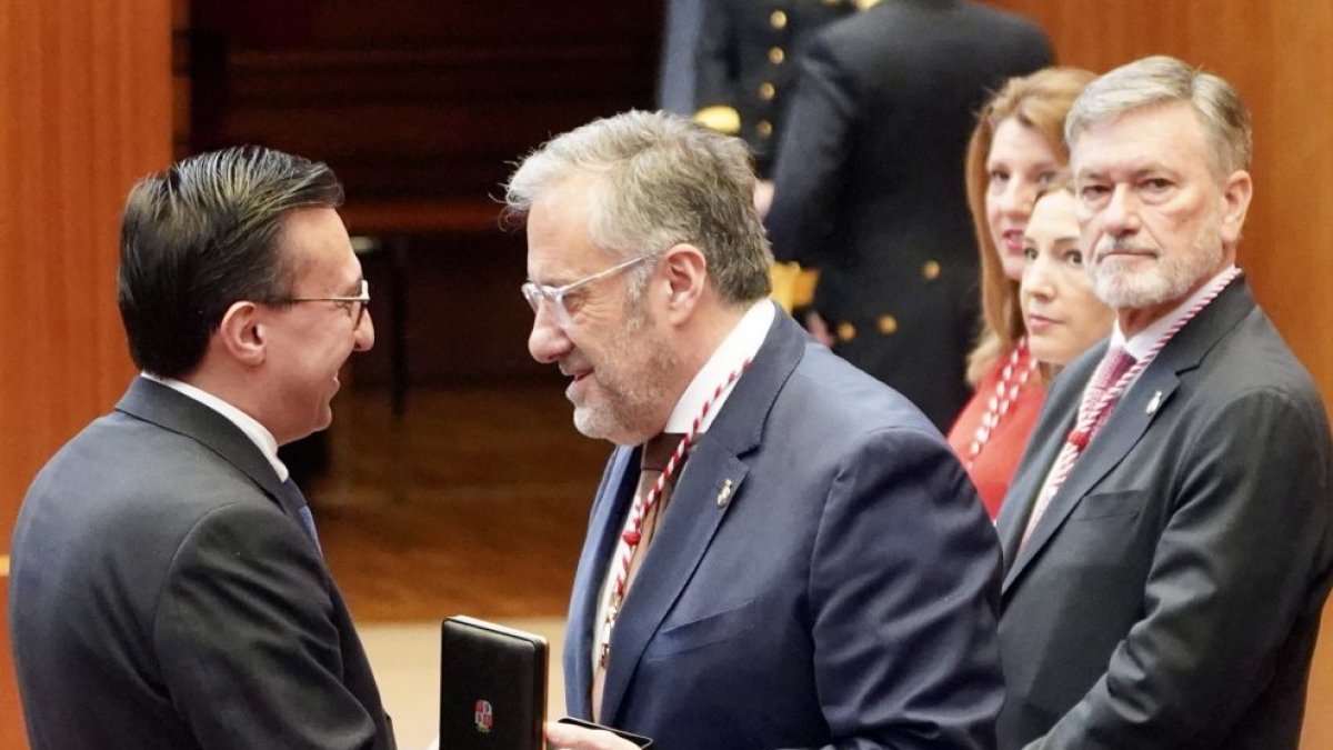 Carlos Pollán, en el momento de entregar la Medalla de las Cortes a Javier Burrieza como reconocimiento a la Semana Santa.