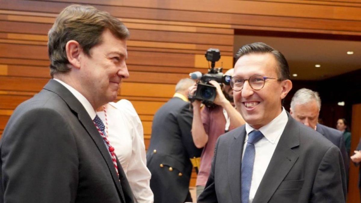 Alfonso Fernández Mañueco junto a Javier Burrieza, que fue el encargado de recoger la Medalla de Oro de las Cortes a la Semana Santa.