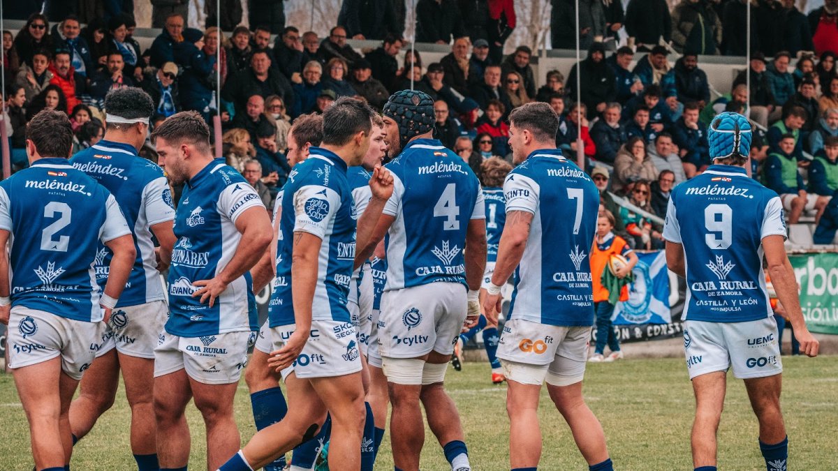 Jugadores del Entrepinares durante un partido en Pepe Rojo.