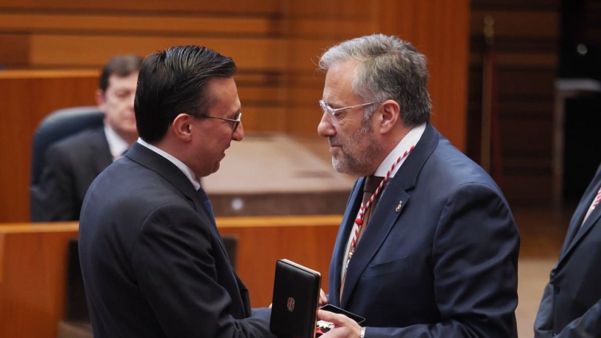 Javier Burrieza recibe la Medala de las Cortes de manos de Carlos Pollán, en nombre de todas las Semana Santa de la Comunidad.