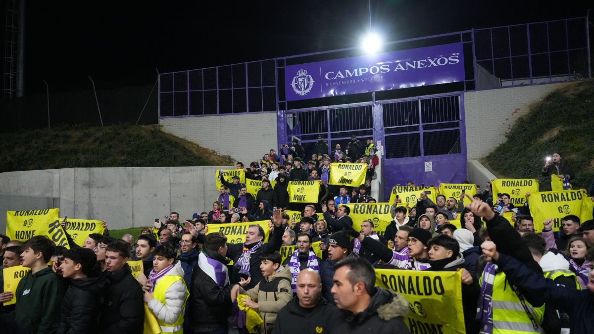 Parte de los manifestantes, con sus pancartas.