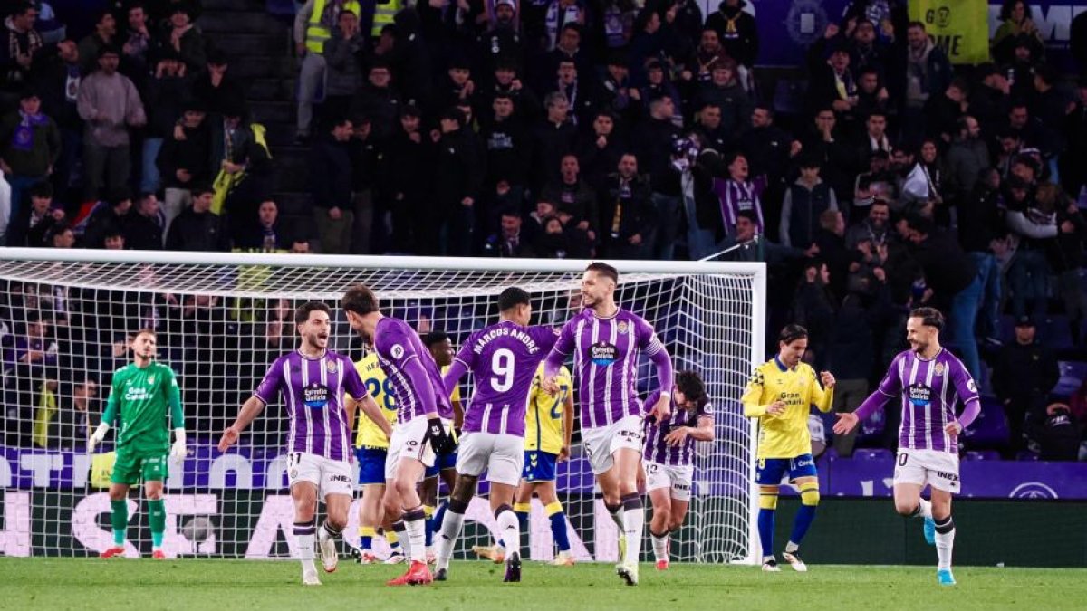Los jugadores blanquivioleta celebran el gol de Latasa.