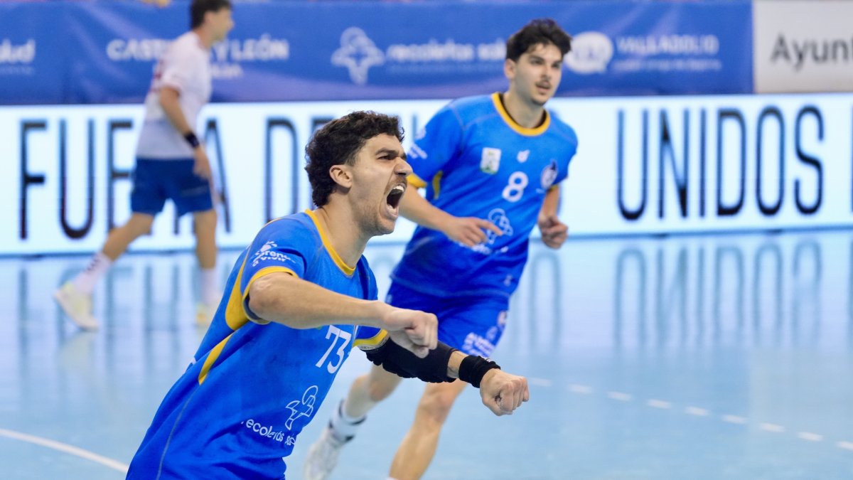 El lateral derecho José de Toledo celebra uno de sus goles.