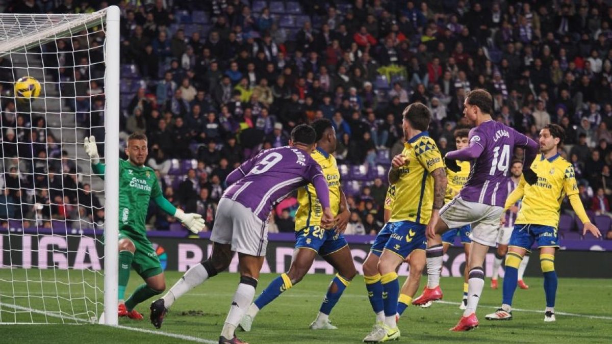 Latasa (14) remata a gol ante Las Palmas tras el pase de cabeza de Marcos André (9); dos delanteros centro.