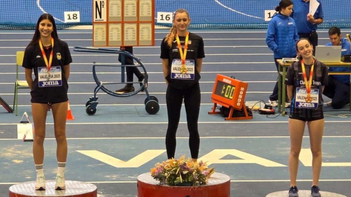 La palentina Aitana Alonso en lo más alto del podio en salto de altura.