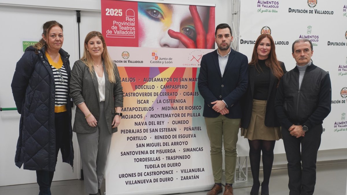 La delegada territorial de la Junta en Valladolid, Raquel Alonso, y el diputado delegado del Área de Empleo, Desarrollo Económico y Reto Demográfico, Roberto Migallón en la presentación de 'Circuitos Escénicos'