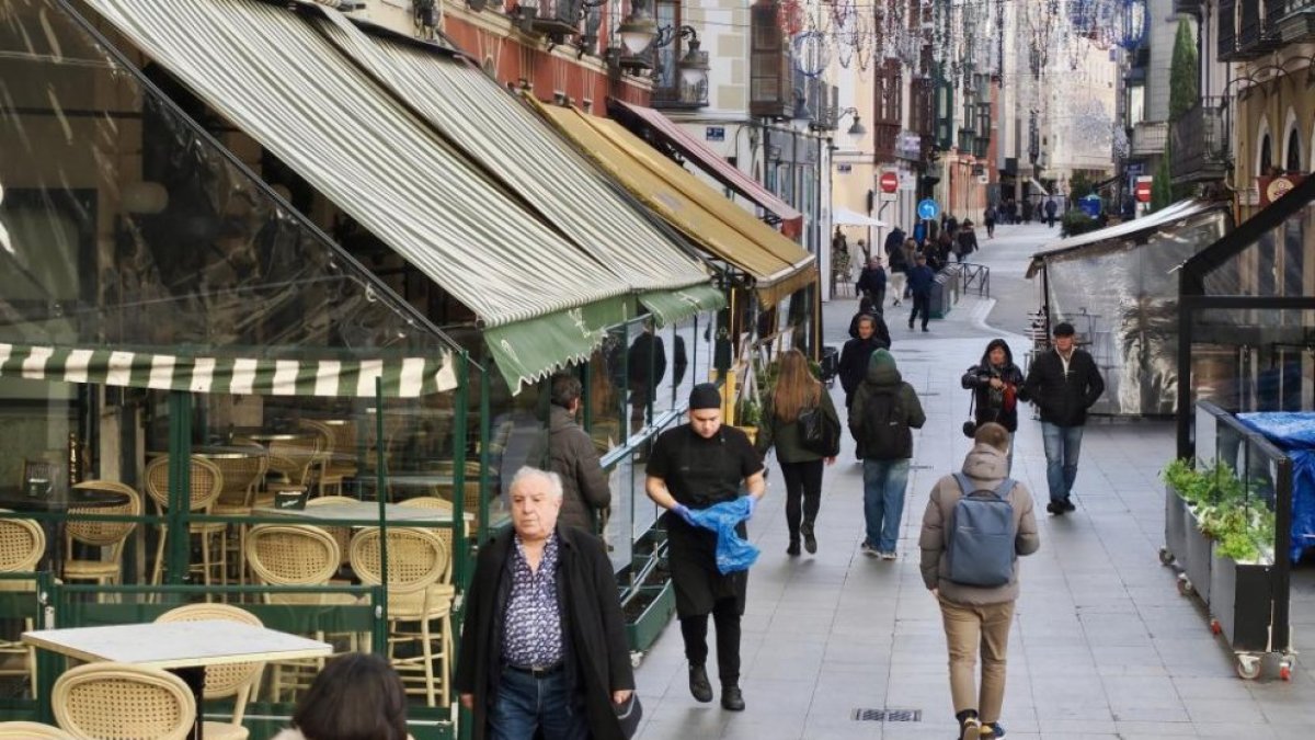 Varias personas pasean por la calle Cascajares de Valladolid, en una imagen de archivo.