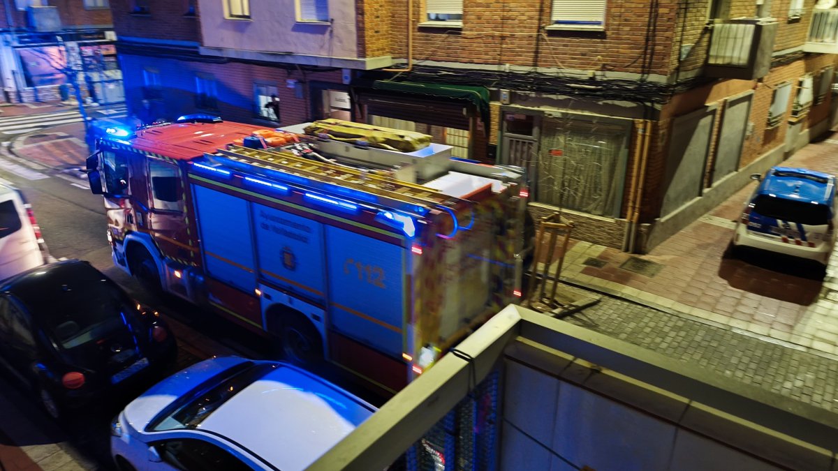 Actuación de los bomberos en la calle Aaiun.
