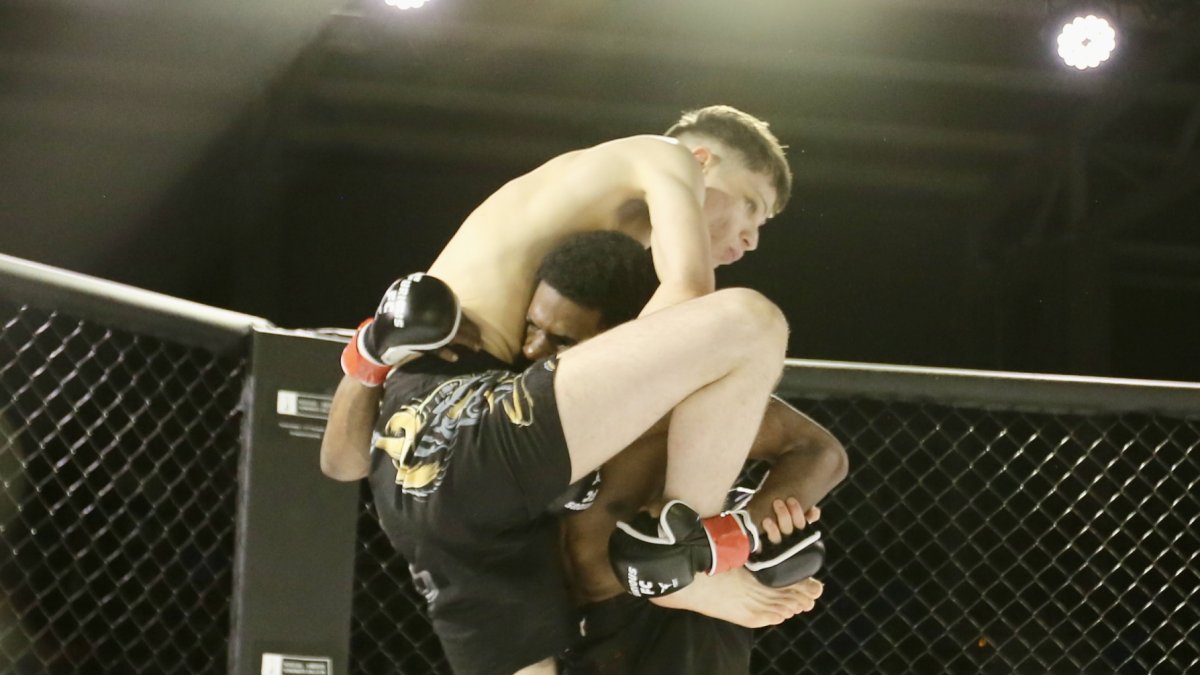 Un momento de un combate de MMA en su primera parada en Valladolid.