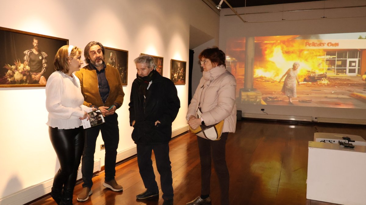 Una imagen de la exposición, con Panera y Allende en el centro