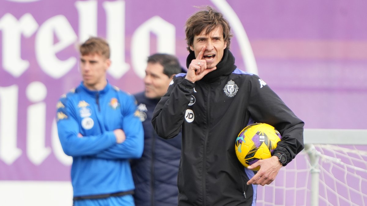 Álvaro Rubio da una orden durante el entrenamiento a puerta abierta del lunes.