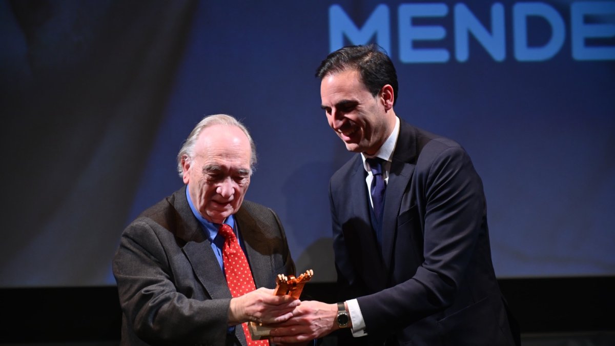 Fernando Méndez-Leite recibe el Roel de Honor.