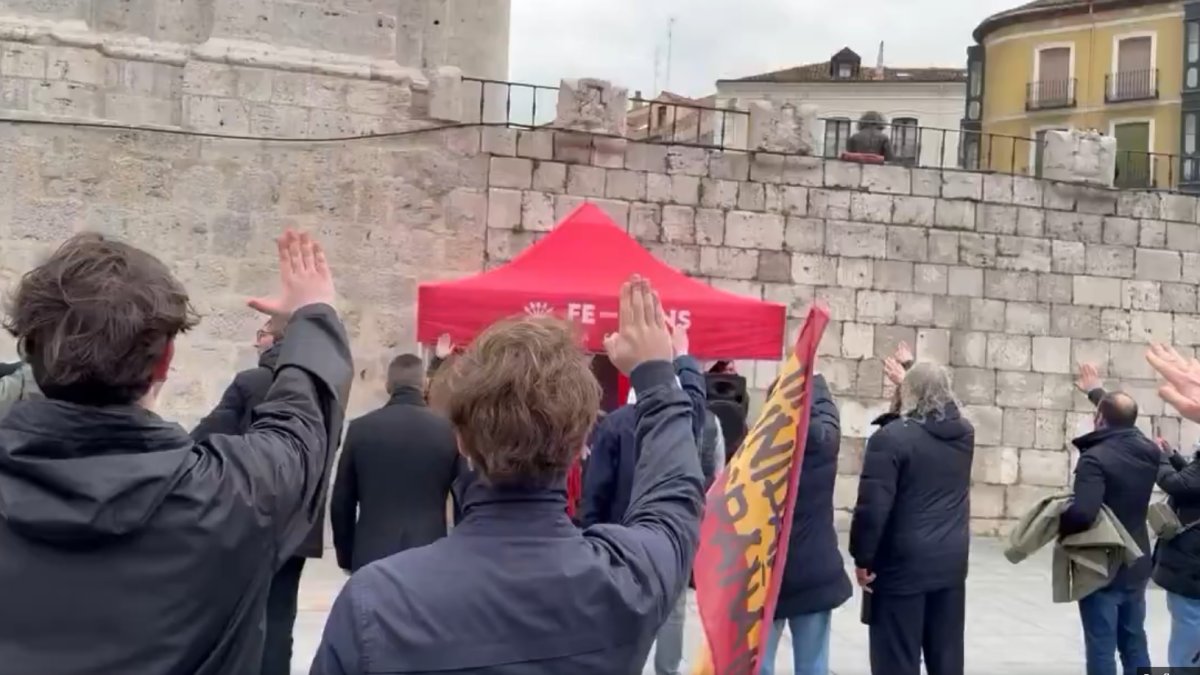 Momento del cántico del 'Cara al Sol' y el saludo fascista frente a la Catedral.