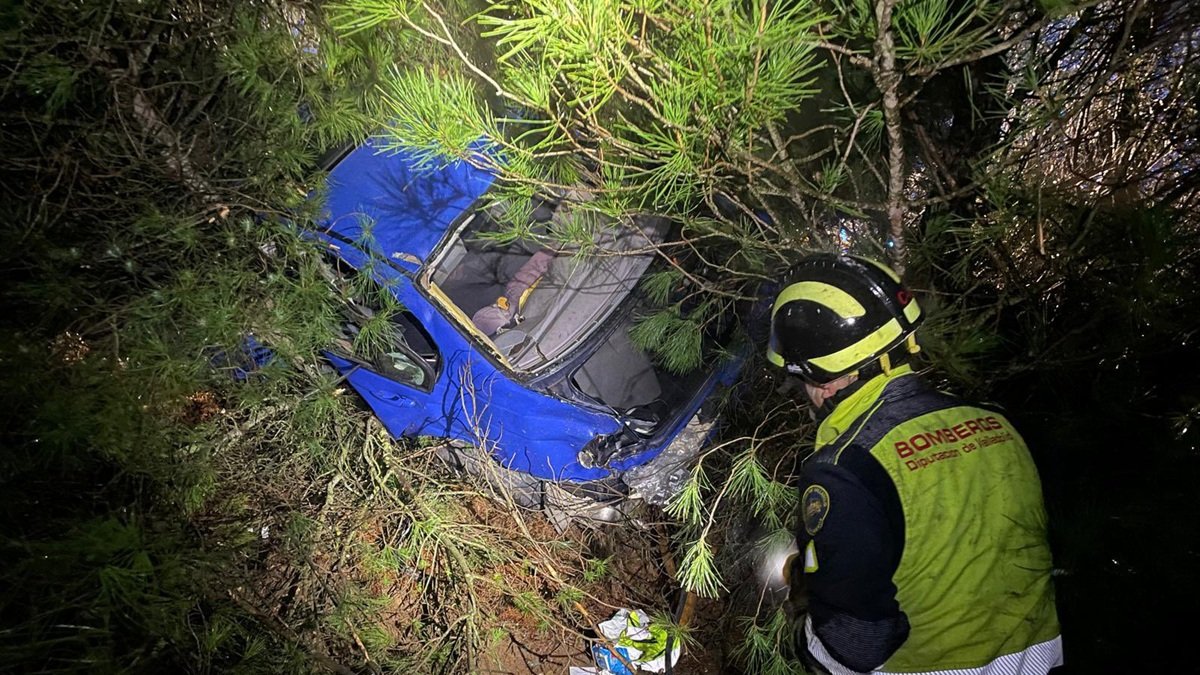 Un efectivo en el lugar del accidente.