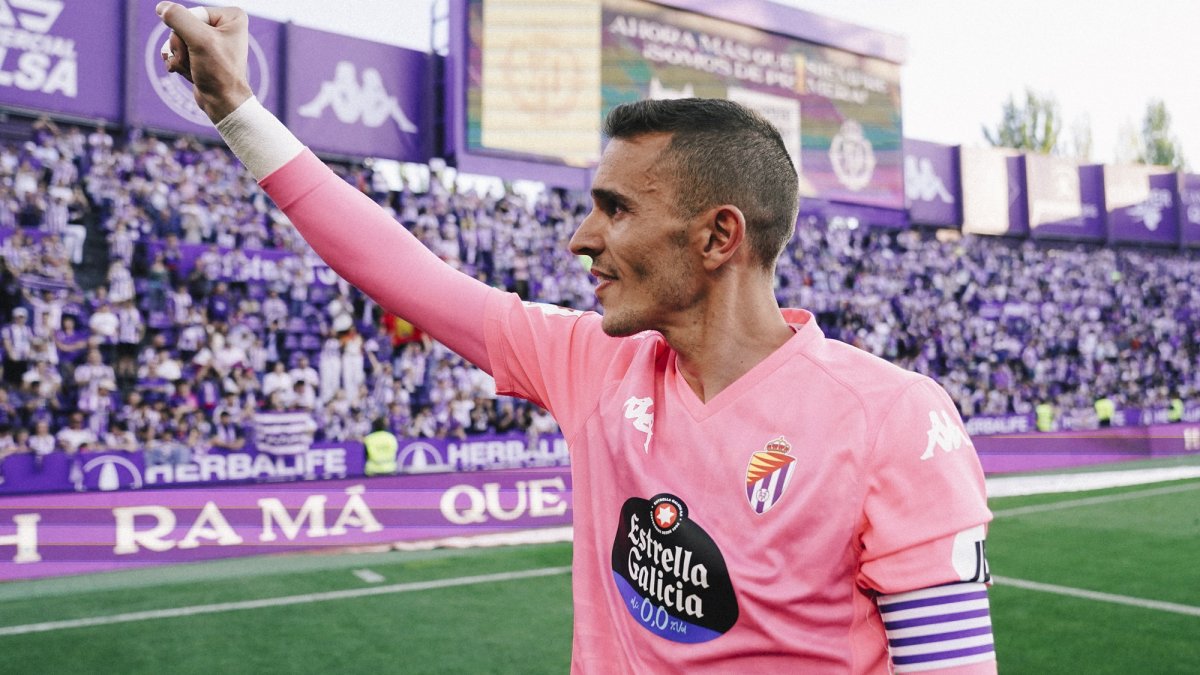 Jordi Masip saluda a la afición blanquivioleta.