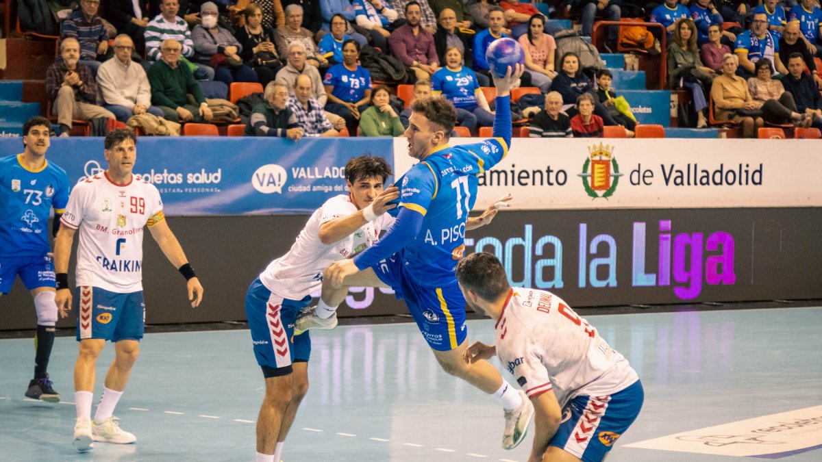 Pisonero arma el brazo y lanza entre líneas en el partido jugado ante Granollers.