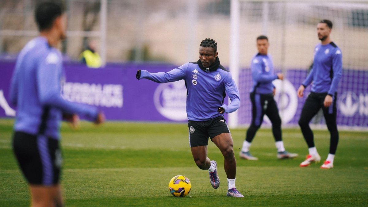 Aidoo con el balón, en el entrenamiento de ayer.
