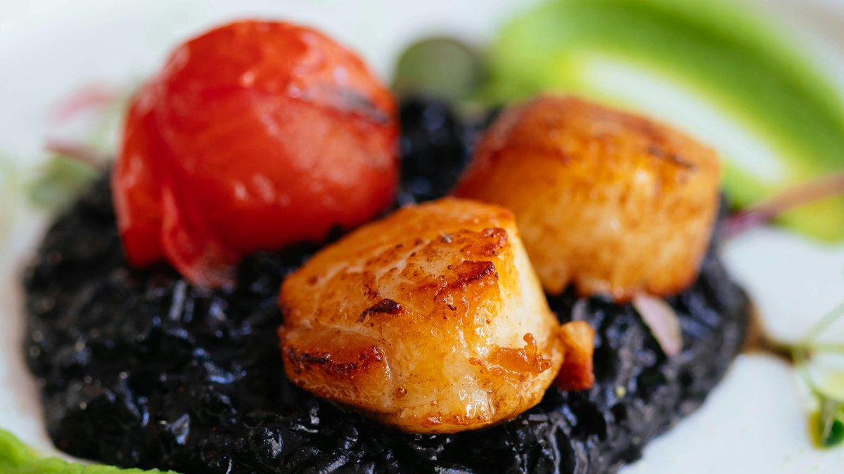 ARROZ NEGRO CREMOSO CON VIEIRAS Y TOMATES ASADOS