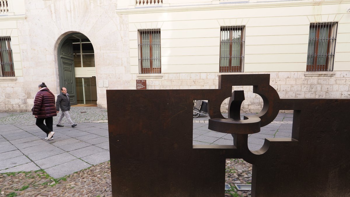Escultura de Chillida frente al Palacio de Villena.