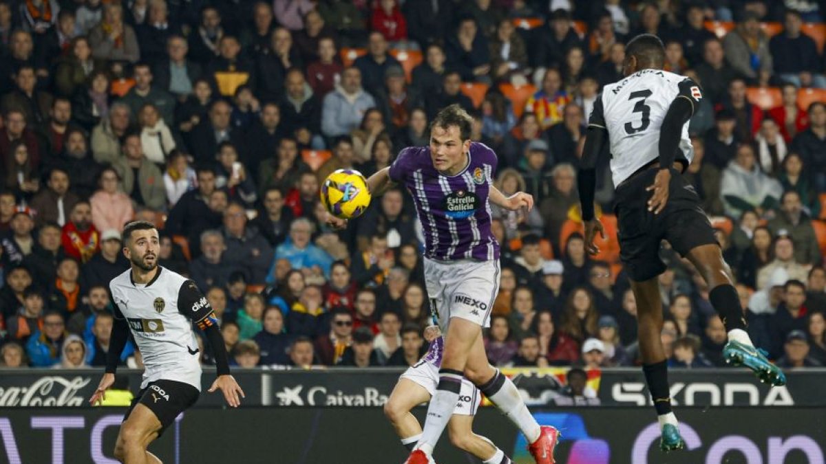 Latasa cabecea un balón ante el Valencia en Mestalla.