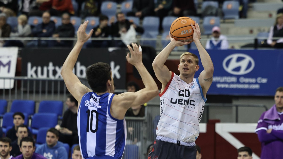 Kovacevic arma el brazo antes de lanzar ante Gipuzkoa.