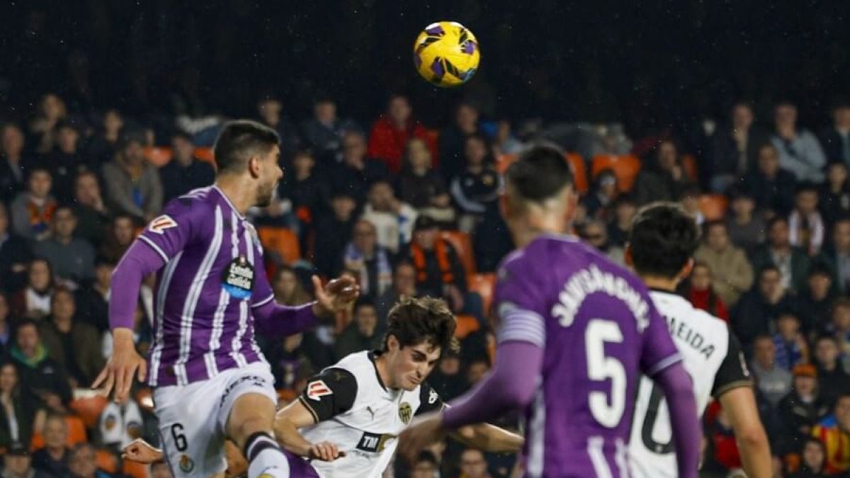 Cenk Özkaçar despeja un balón ante el Valencia.