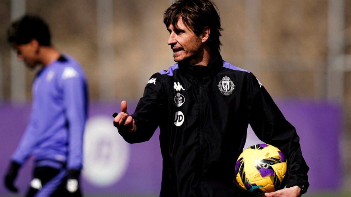 Álvar0 Rubio, dirigiendo el entrenamiento.