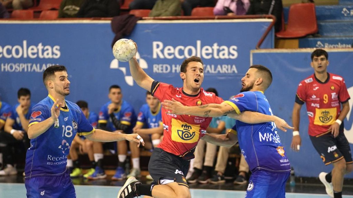 Imagen del duelo entre Recoletas y España juvenil  (Alejandro Pisonero) la pasada temporada.