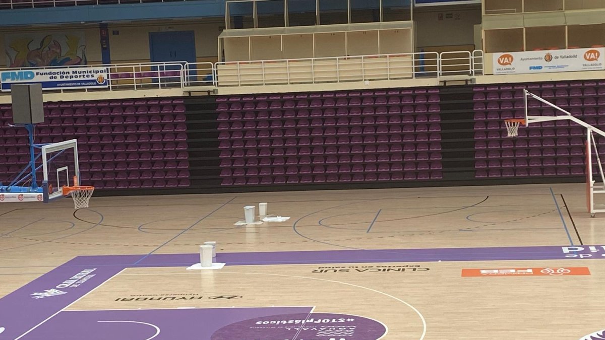 Cubos contras las goteras en el polideportivo Pisuerga.