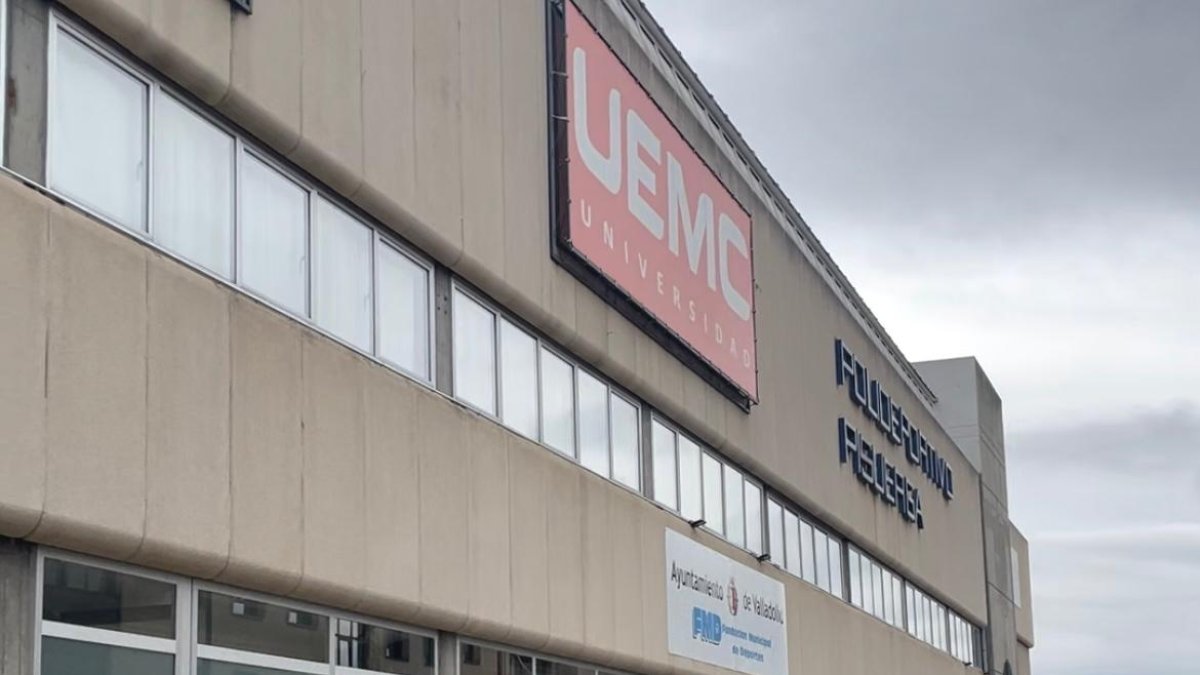 Exterior del polideportivo Pisuerga.