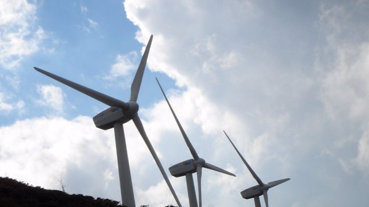 Una imagen de archivo de un molino eólico