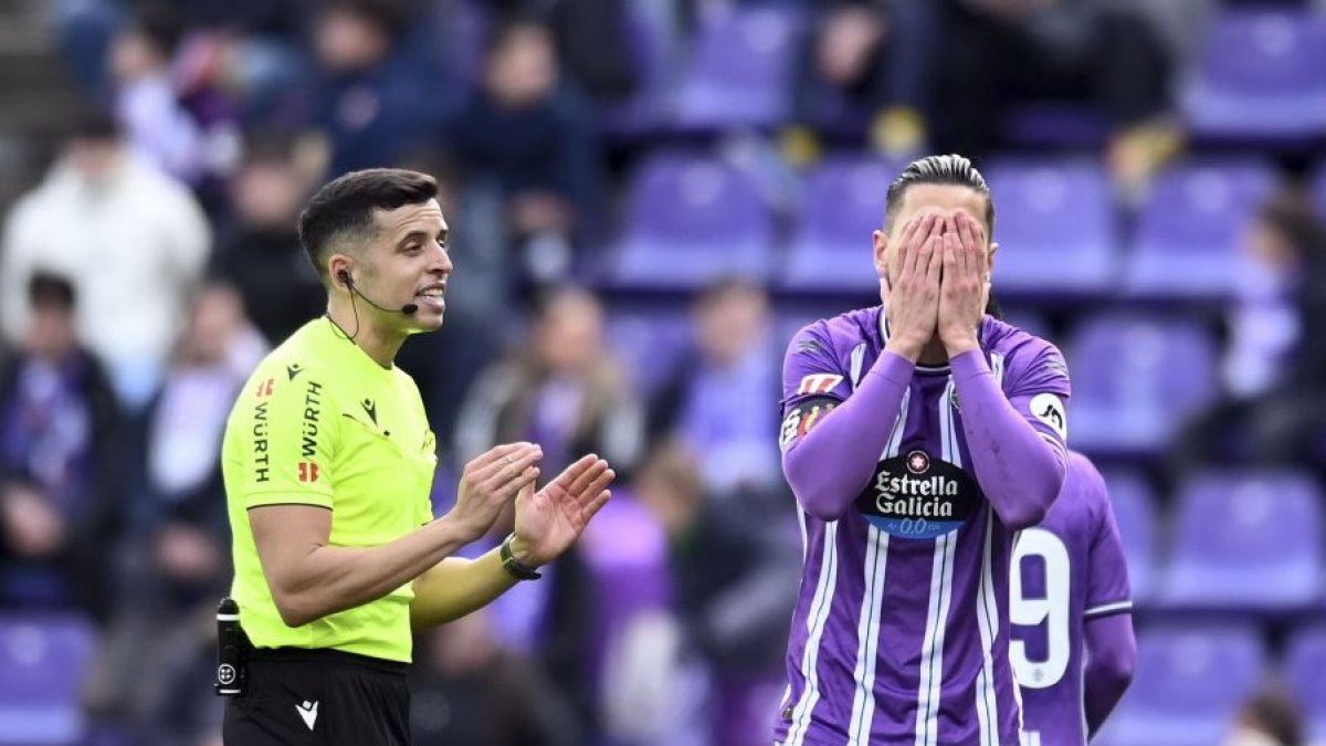 Javi Sánchez se lleva las manos a la cara ante Garcia Verdura por el penalti pitado.
