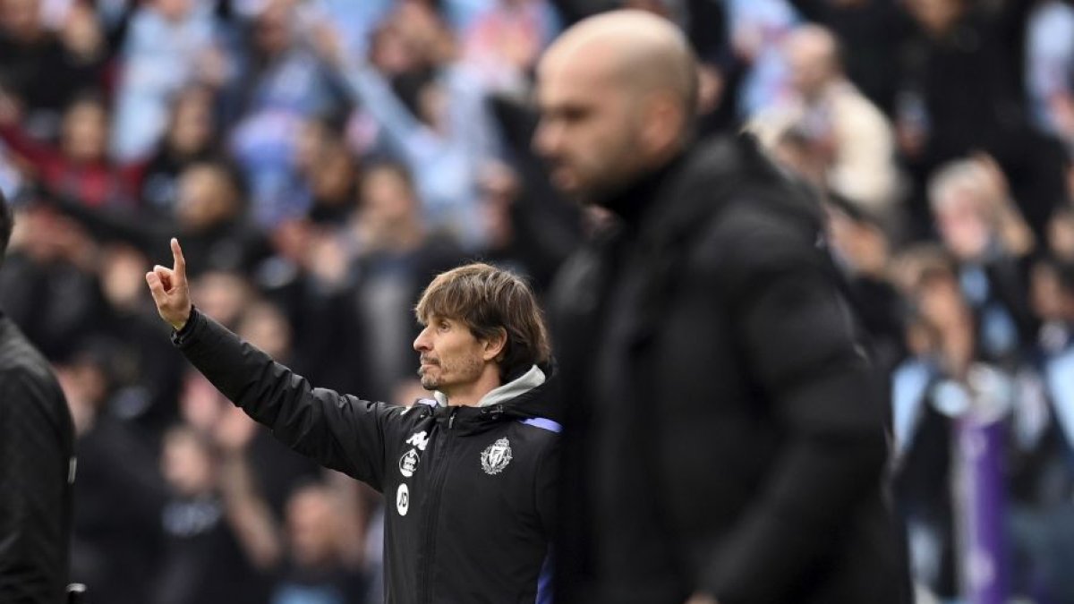 Rubio, al fondo, con Giráldez en primer plano, difuminado.