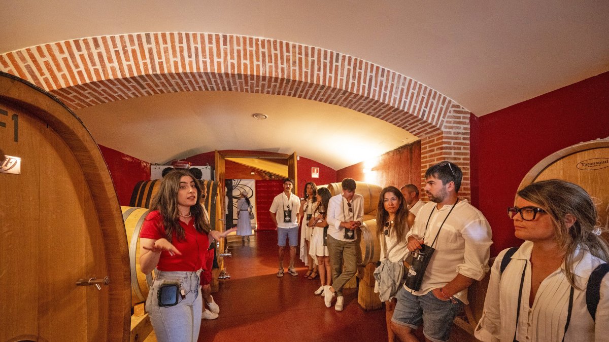 Visita a la bodega de un grupo de turistas participantes en una edición anterior de Pruno Wine Fest.