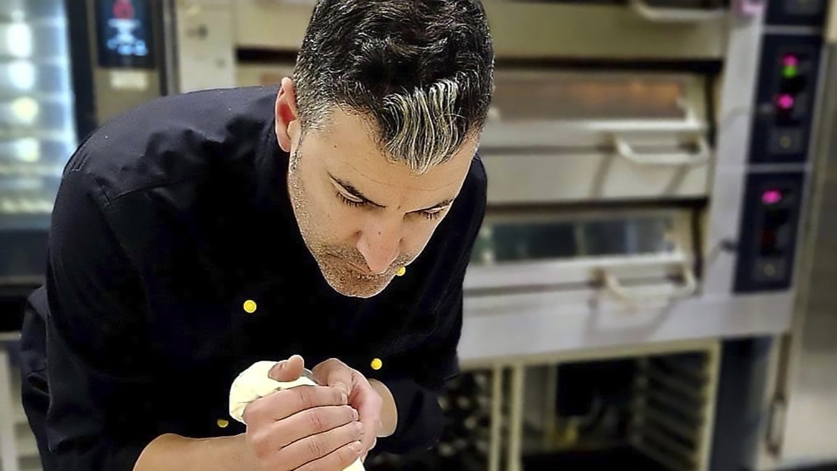 David Martín ultima los detalles de su emblemática tarta de piñones.
