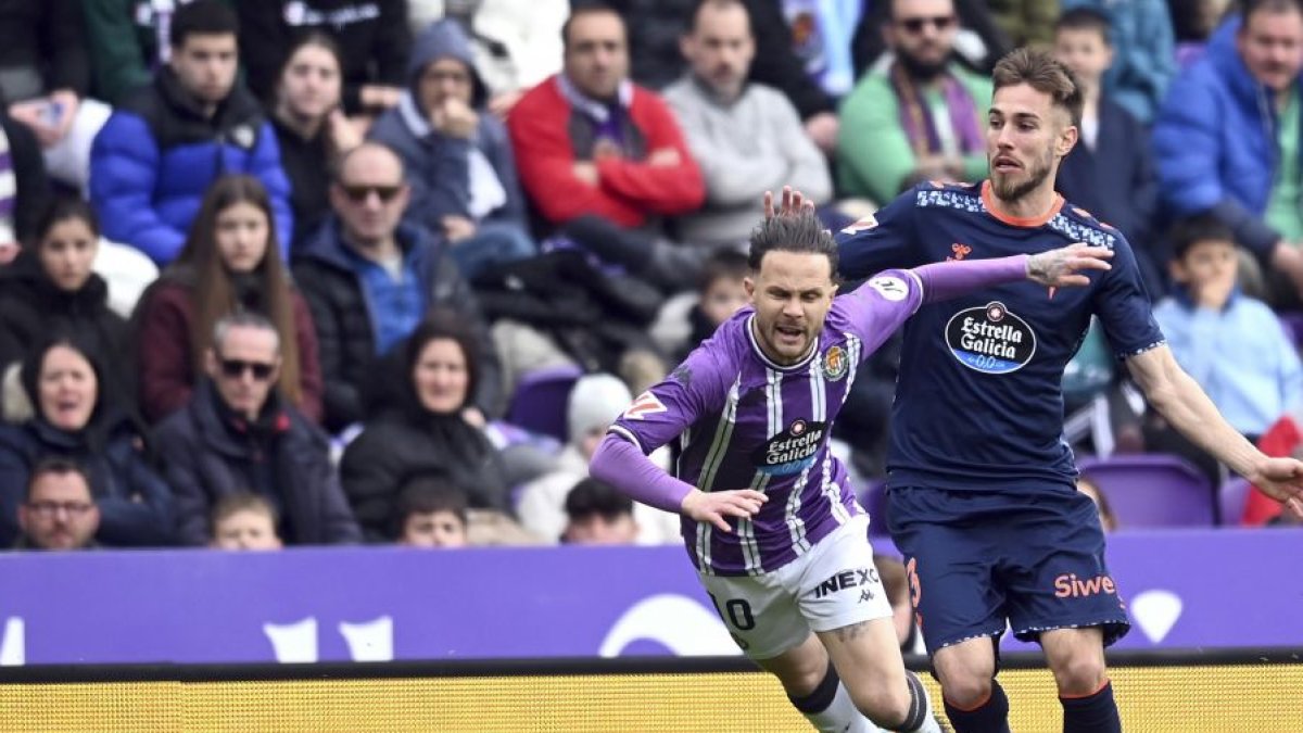Iván Sánchez cae tras el empujòn del celtista Mingueza.
