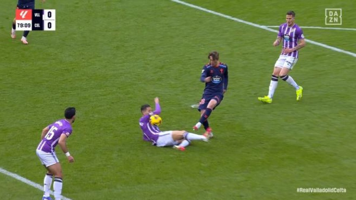 Momento del segundo impacto del balón en Javi Sánchez, tras pegarle en el costado.