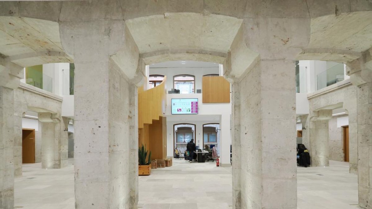Nuevas oficinas de atención al ciudadano del Ayuntamiento de Valladolid tras la reforma.