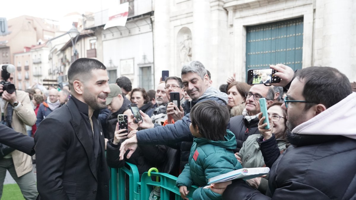 Ilia Topuria, luchador de MMA y campeón del mundo, a su entrada en el teatro Calderón.