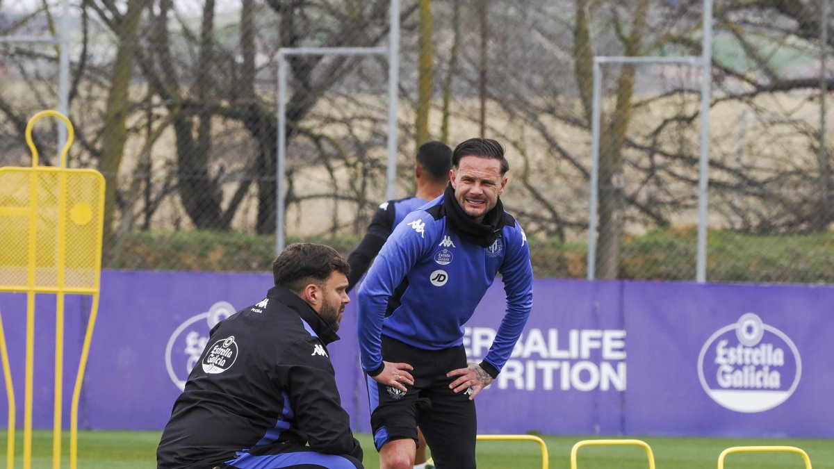 Iván Sánchez es atendido tras su golpe en la rodilla.