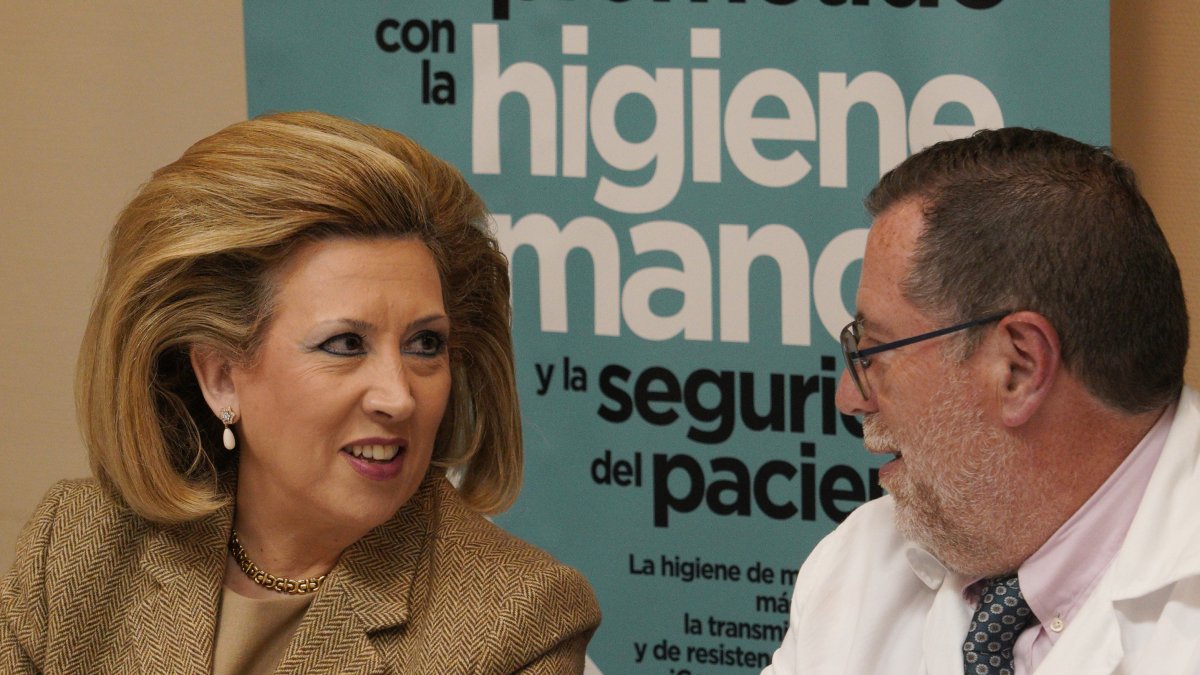 Violeta Martínez y el gerente del Hospital del Bierzo, en su comparecencia de este lunes.
