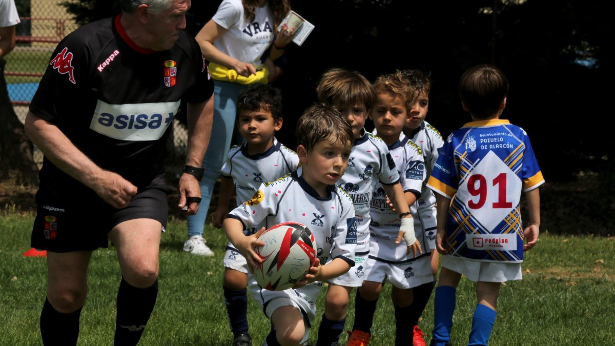 Un niño avanza con el balón durante la edición  del pasado año.