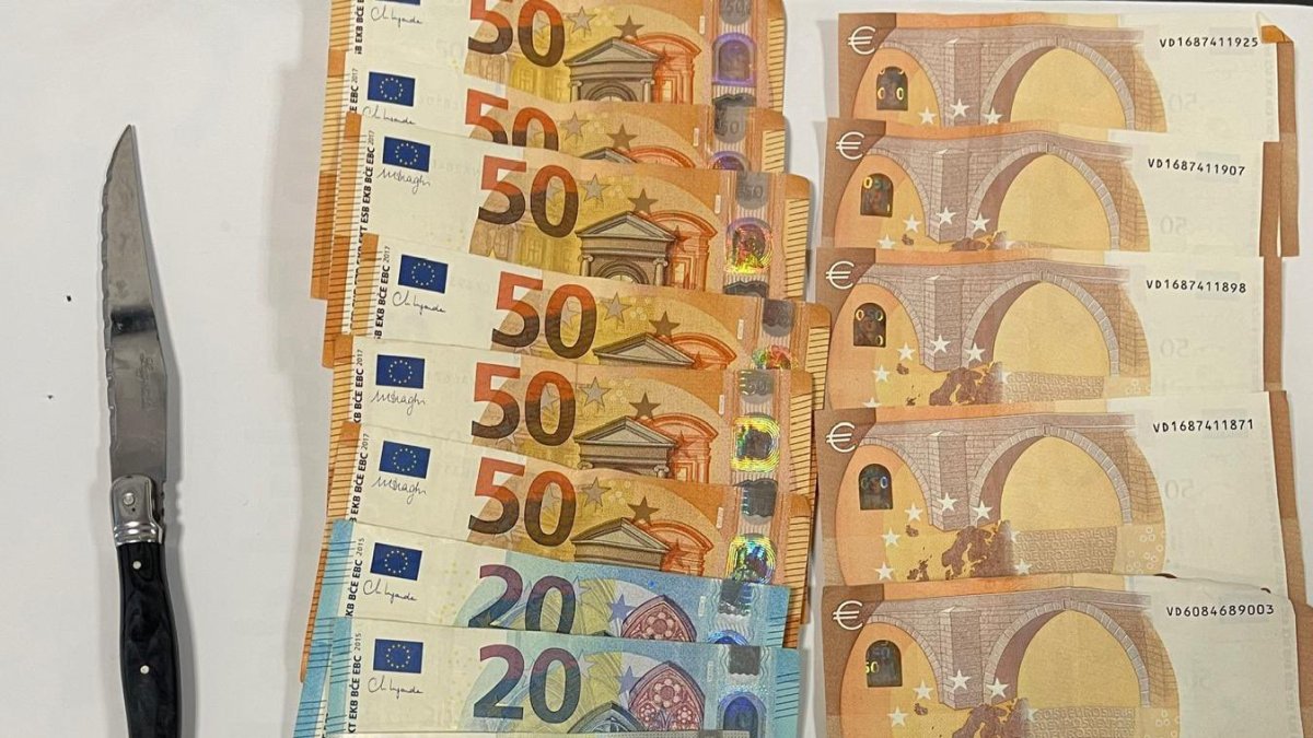 Dinero en efectivo y navaja intervenidos por la Policía Municipal.