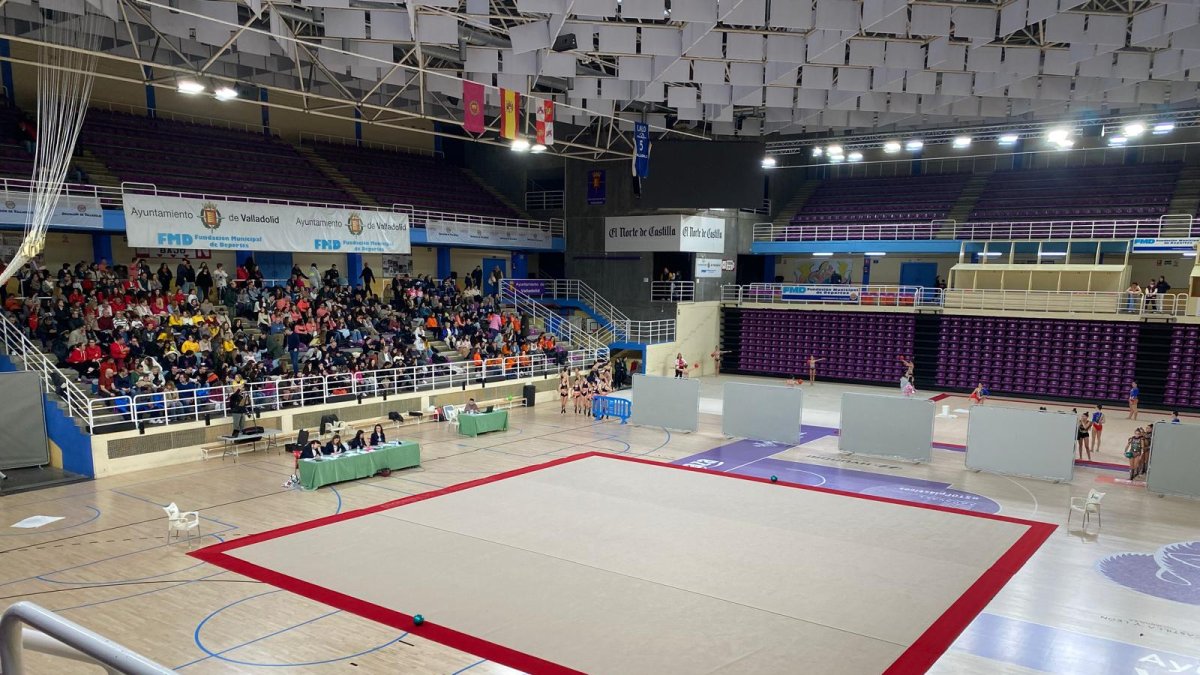 Un momento del último campeonato de gimnasia rítmica celebrado en una mitad del pabellón Pisuerga.