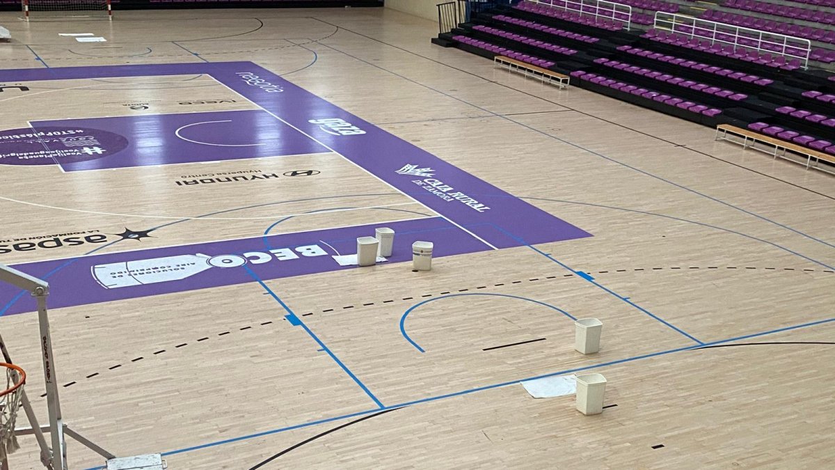 Imagen de la otra mitad del pabellón Pisuerga, con cubos por as goteras, pero que salvan la pista de baloncesto.