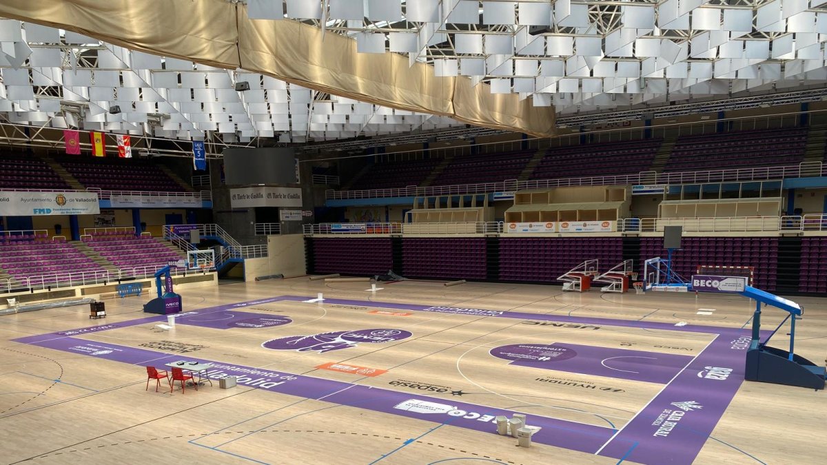 Imagen de la pista central de Pisuerga lena de calderos por las goteras.