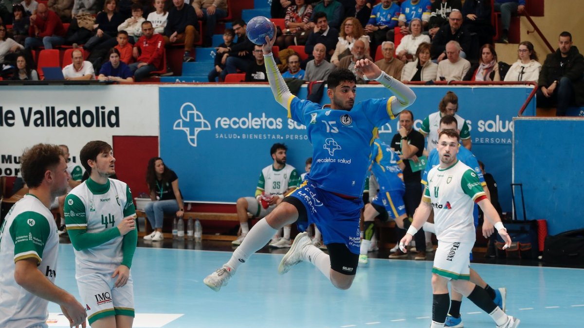Mahmoud Abdelazize penetra entre líneas ante la pasividad de la defensa del Anaitasuna.