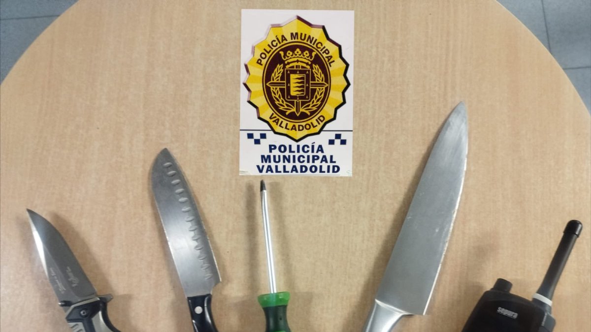 Armas requisadas a tres conductores de patinetes